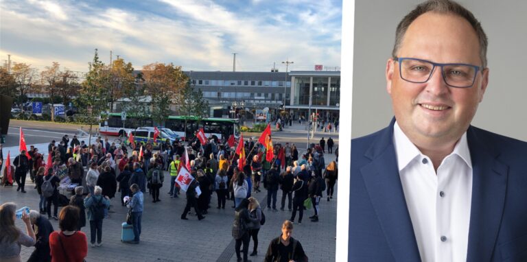 Kurz nach dem angekündigten Demobeginn am 4.10., um 18.15 Uhr, war die Teilnehmerzahl überschaubar, einige Dutzend Menschen hatten sich eingefunden (links); rechts im Bild: IG-Bau-Vertreter Björn Wißuwa.