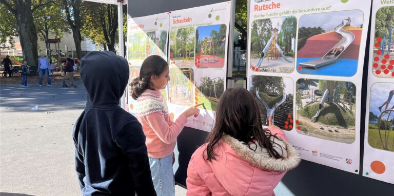 Die Jungen und Mädchen der OGS an der Viktoriaschule sollen mit entscheiden, wie der Spielplatz auf dem IGA-Gelände aussehen soll.