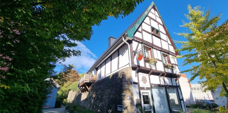 Die alte Stadtmauer führt direkt an dem Haus vorbei, in dem sich ein Geheimnis verbirgt.