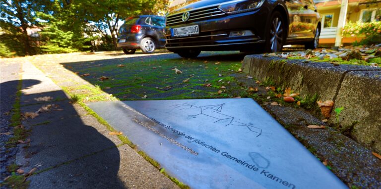 Im Bereich Bahnhofstraße in Höhe der Hochstraßenauffahrt befand sich die Synagoge der jüdischen Gemeinde in Kamen. Daran erinnert eine Platte aus Edelstahl, die der Kamener Metalldesigner Ulrich de Greiff gestaltete und zum Gedenken an die jüdische Geschichte in Kamen in den Boden einließ.