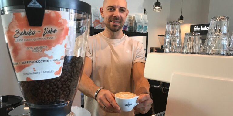 Daniel Strehlau präsentiert im neuen „KaffeeLoft“ an der Kaiserstraße ein Getränk, das auf eigene Röstung zurückgeht.