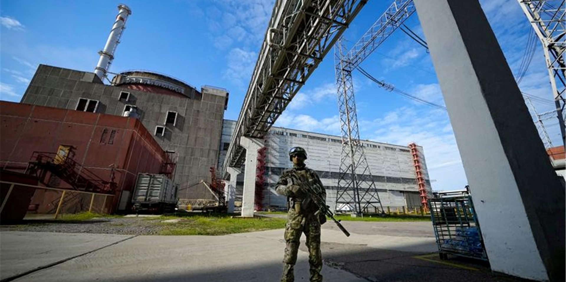Ein russischer Soldat einen Bereich des Kernkraftwerks Saporischschja in der Ukraine.