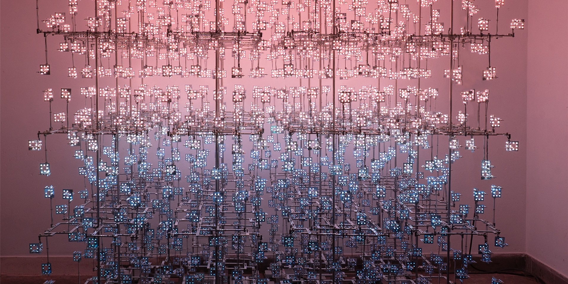 Der Glaskubus von Giny Vos umfasst 57.600 LEDs und wird vor dem Zentrum für Internationale Lichtkunst in Unna zusehen sein.