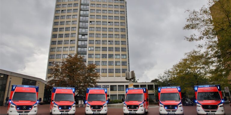 Sechs neue Rettungswagen für die Feuerwehr und das DRK hat die Stadt Lünen in Dienst gestellt. Die Fahrzeuge werden auch in Selm eingesetzt.