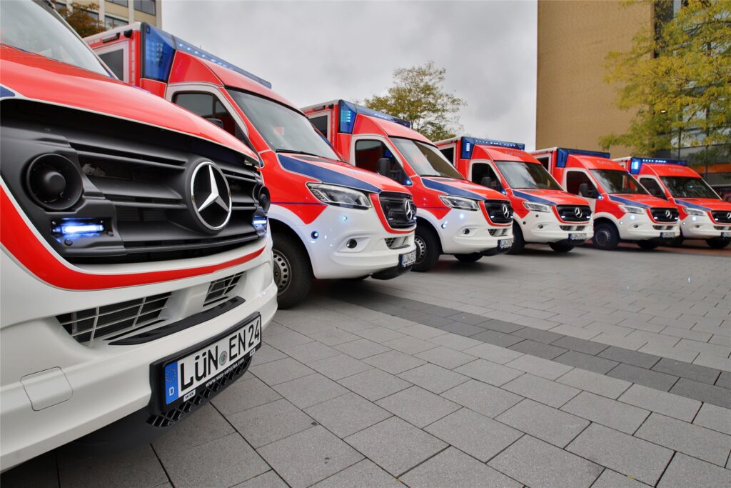 Die neuen Rettungsfahrzeuge sind nötig, weil die bisherigen schon über 200.000 Kilometer abgespult haben. Die neuen Rettungsfahrzeuge sind nötig, weil die bisherigen schon über 200.000 Kilometer abgespult haben.