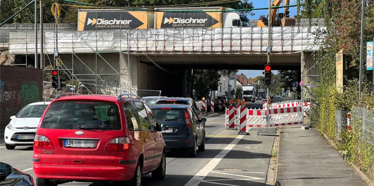 Autos stehen an der Ampel in Unna.
