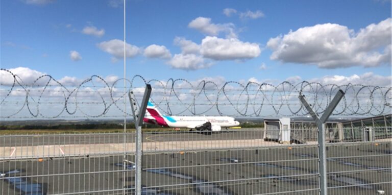Das war die einzige Eurowings-Maschine, die am Donnerstag vom Dortmunder Flughafen abhob: der Flug nach Thessaloniki, der mit sechs Stunden Verspätung erst gegen 12.30 Uhr zum Rollfeld unterwegs war.