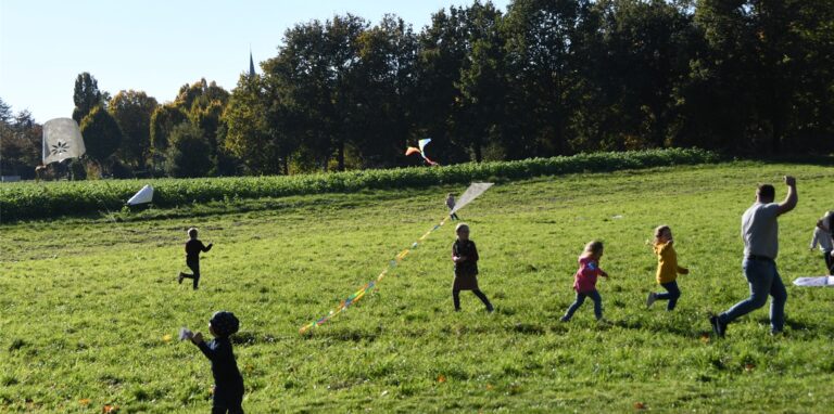 Kinder lassen Drachen steigen