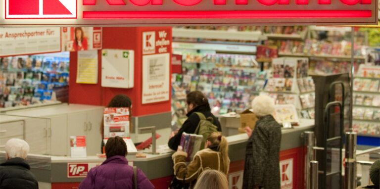 Kunden stehen in einer Kaufland-Filiale.