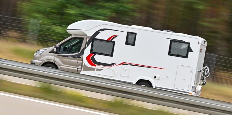 Wohnmobil auf der Autobahn