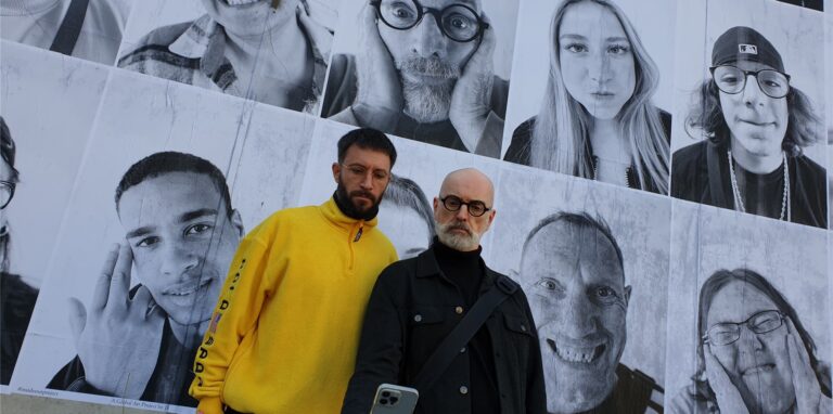 Selfie vor Porträt-Wand: Der Fotograf Ken Kodak und der Teilnehmer Theo West (v.l.n.r.)