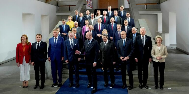 Die Staats- und Regierungschefs der Europäischen Union stehen für ein Gruppenfoto am zweiten Tag des Treffens der Europäischen Politischen Gemeinschaft auf der Prager Burg.