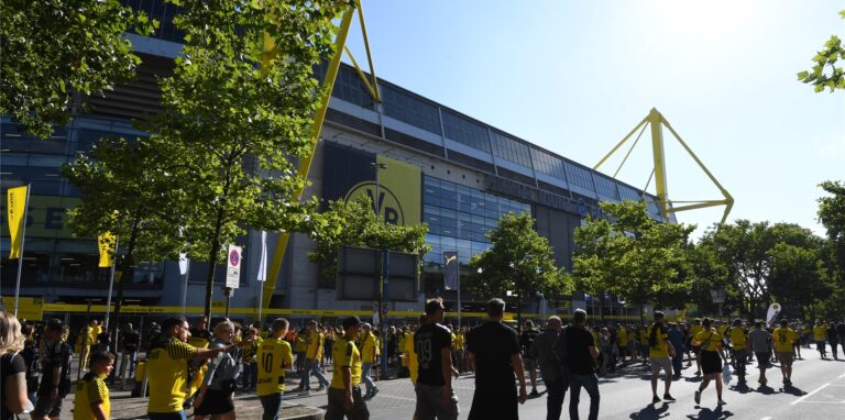 Vor dem Bundesliga-Topspiel zwischen dem BVB und Bayern München wurde vor dem Signal-Iduna-Park ein Banner für ein getötetes Mädchen gezeigt, die auch BVB-Fan gewesen sein soll.