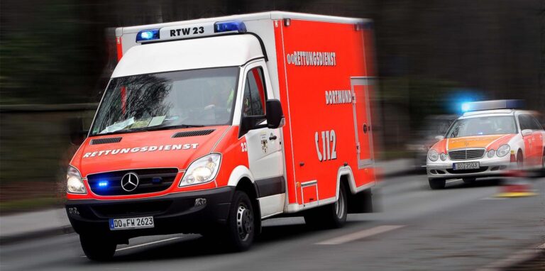 Ein Rettungswagen und ein Notarzt fahren zu einem Einsatz