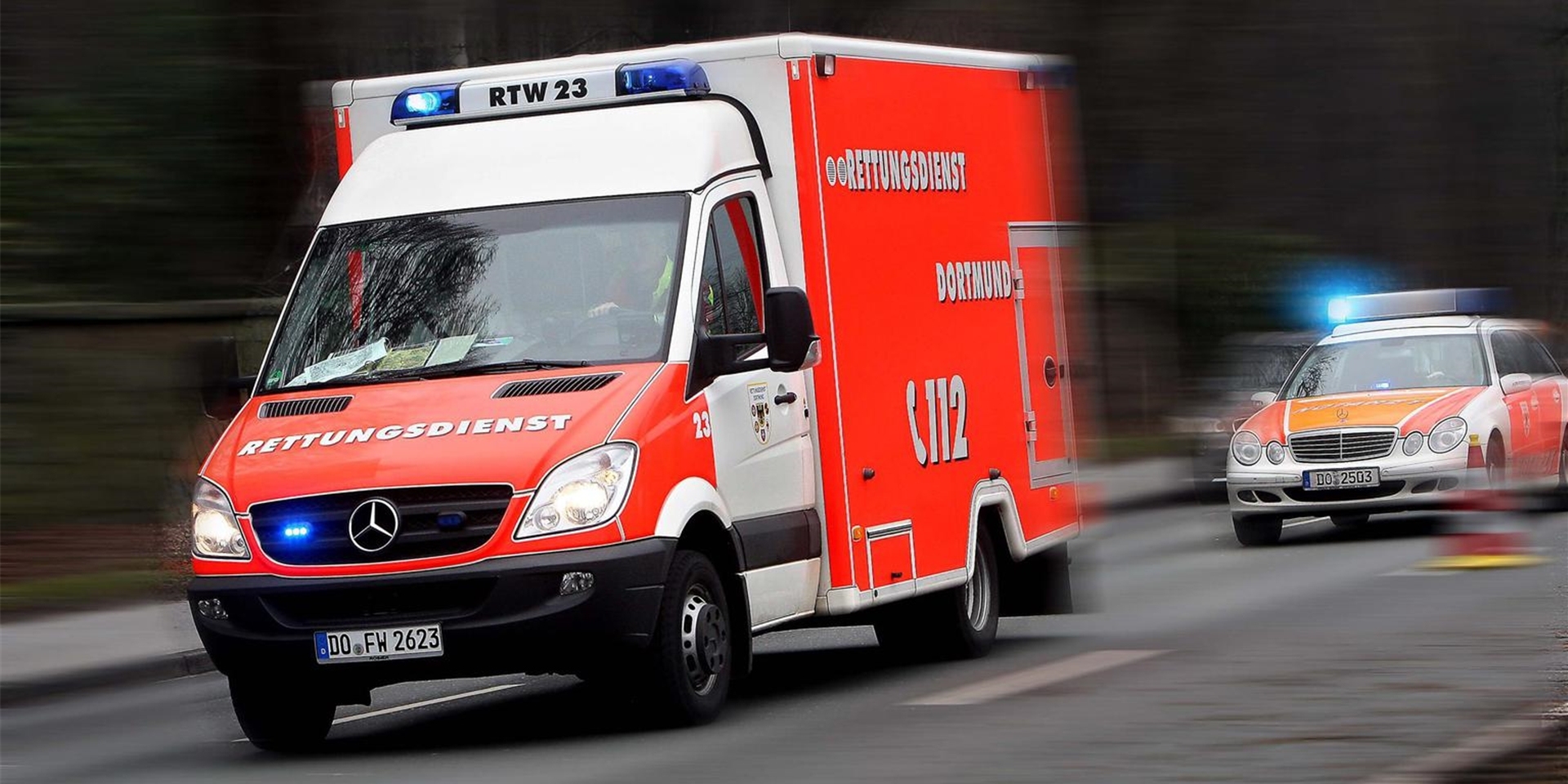 Ein Rettungswagen und ein Notarzt fahren zu einem Einsatz