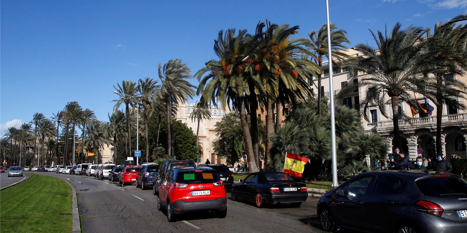 Demonstranten nehmen in Palma de Mallorca in ihren Autos an einem Protest gegen die Schließung von Bars und Restaurants teil.