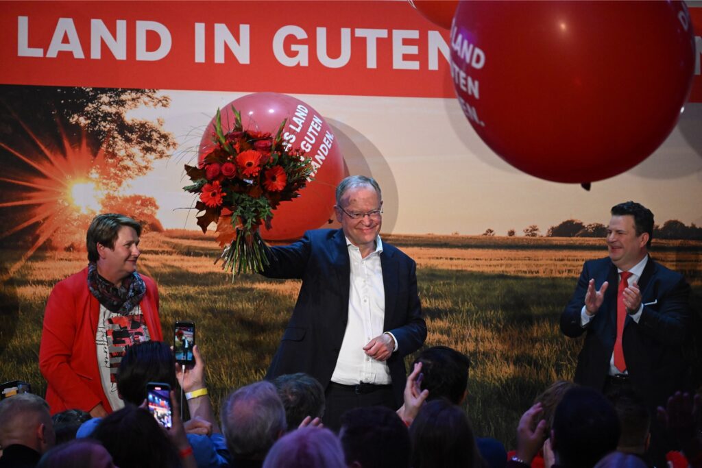 Stephan Weil (SPD), Ministerpräsident von Niedersachsen, jubelt auf der SPD-Wahlparty auf der Bühne. Stephan Weil (SPD), Ministerpräsident von Niedersachsen, jubelt auf der SPD-Wahlparty auf der Bühne.