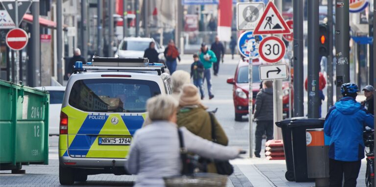 Ein Streifenwagen der Polizei fährt durch die Fußgängerzone.