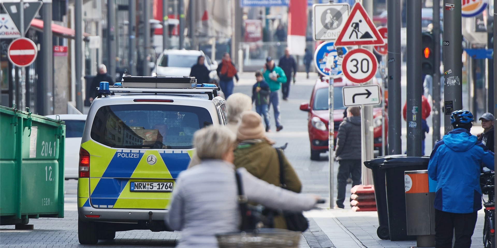 Ein Streifenwagen der Polizei fährt durch die Fußgängerzone.