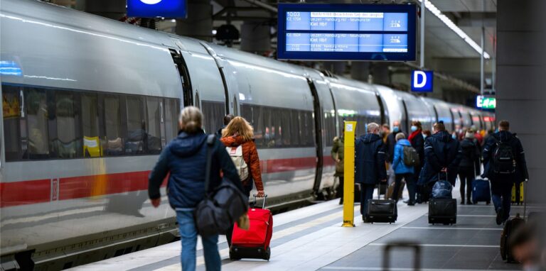Fahrgäste steigen im Berliner Hauptbahnhof in einen ICE der Deutschen Bahn.
