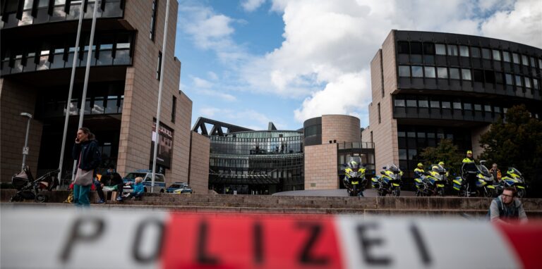 Polizisten stehen vor dem NRW-Landtag.