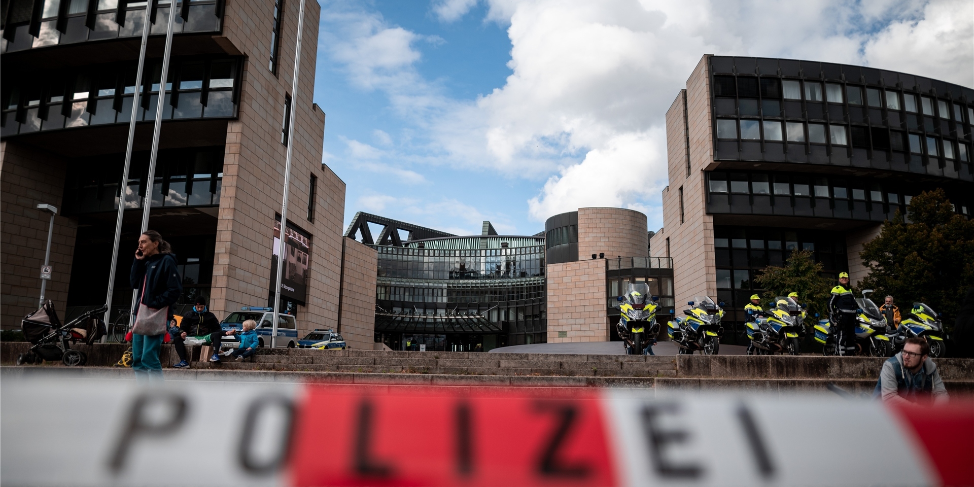 Polizisten stehen vor dem NRW-Landtag.