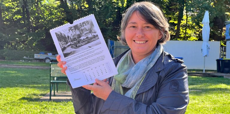 Annette Reeske zeigt das historische Januar-Foto des Freibad-Kalenders Dellwig.