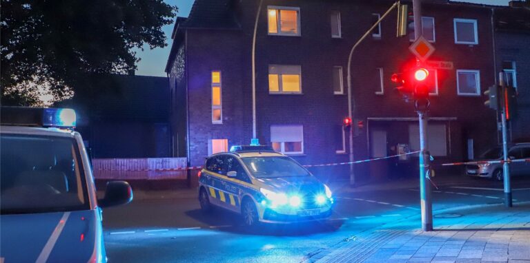 Polizeiwagen stehen in Mönchengladbach vor einem Haus (Archivbild).
