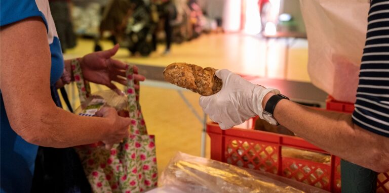 Eigentlich wollte ein Dortmunder nur Brot kaufen – als er plötzlich überfallen wurde. Er steht jetzt als Zeuge vor Gericht.