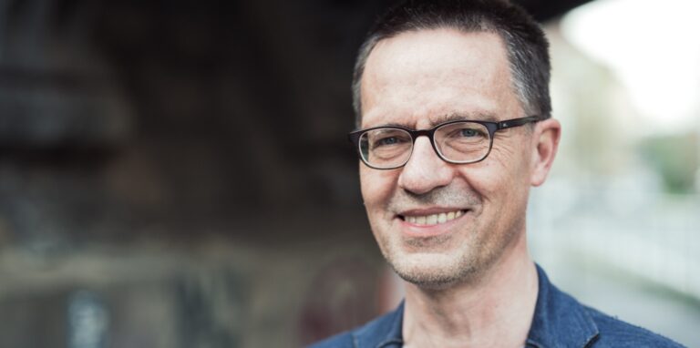 Arne Dessaul ist ein geschätzter Autor und bringt diesmal mit „Sein letzter Witz “ eine echte Premiere mit in die Holzwickeder Gemeindebibliothek.