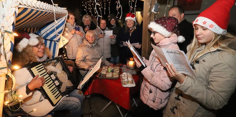 Gespräche, Gesang und Gebäck gehören an vielen Abenden zum Rahmenprogramm der Adventsfenster. Unser Bild zeigt einen Abend bei der Familie Freyenhausen, die auch 2022 wieder dabei sind.