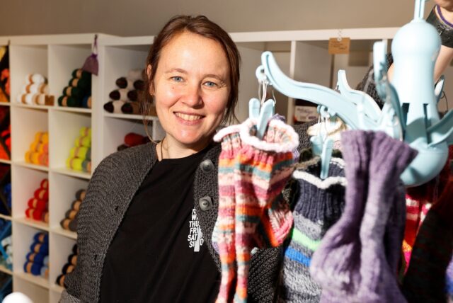 Jennifer Klemme (37) leitet das Geschäft, in dem Strickzubehör gekauft werden kann. Bei der Organisation des Stricktreffs hilft ihre Mutter Annette Duscha (68).