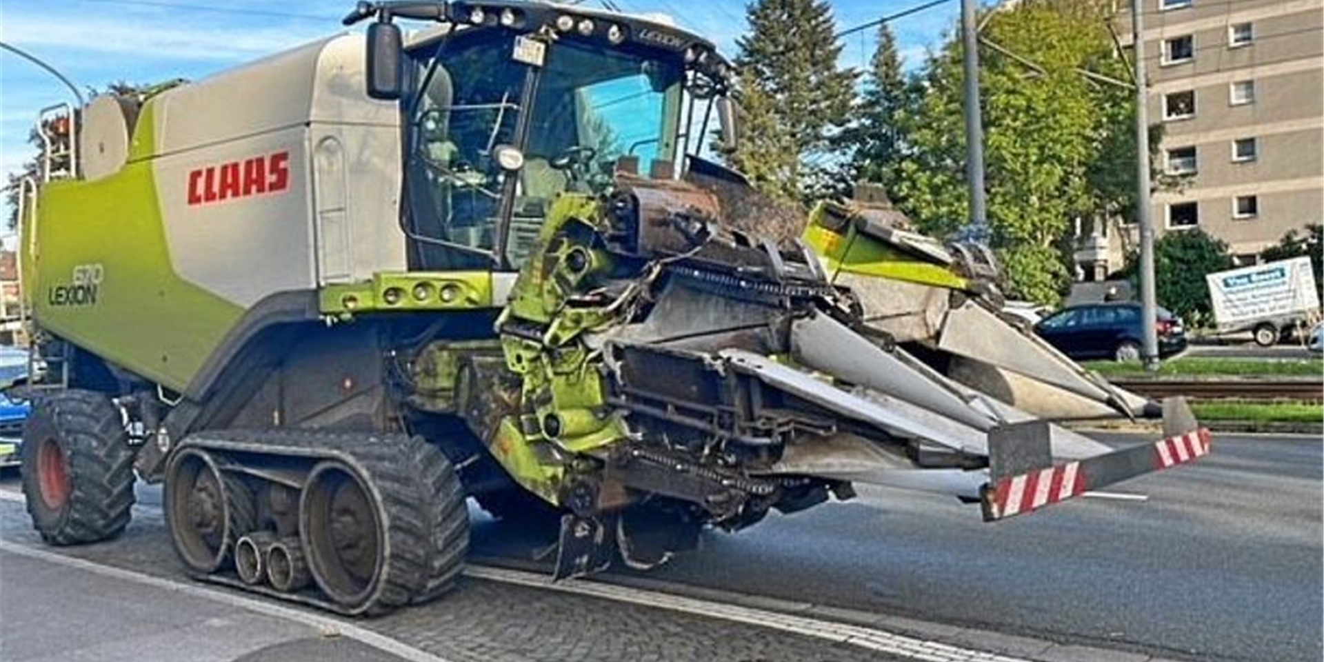 Ein Mähdrescher steht auf einer Straße.