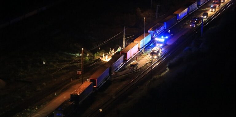 Rettungskräfte arbeiten an der Unfallstelle. (Archivbild)