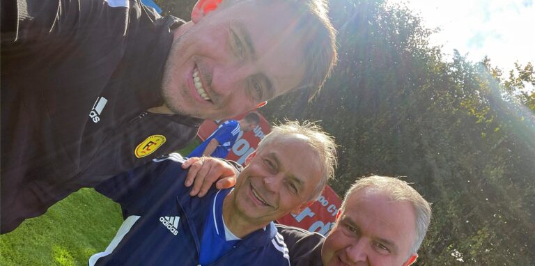Das Schalker Vereinsidol Olaf Thon, umrahmt von Schalke-Fan Sven Erlinghagen (re.) und dem Schwerter Ralf Günther (Trainer der Post-Auswahlmannschaft).