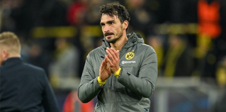 Mats Hummels applaudiert nach dem Spiel.