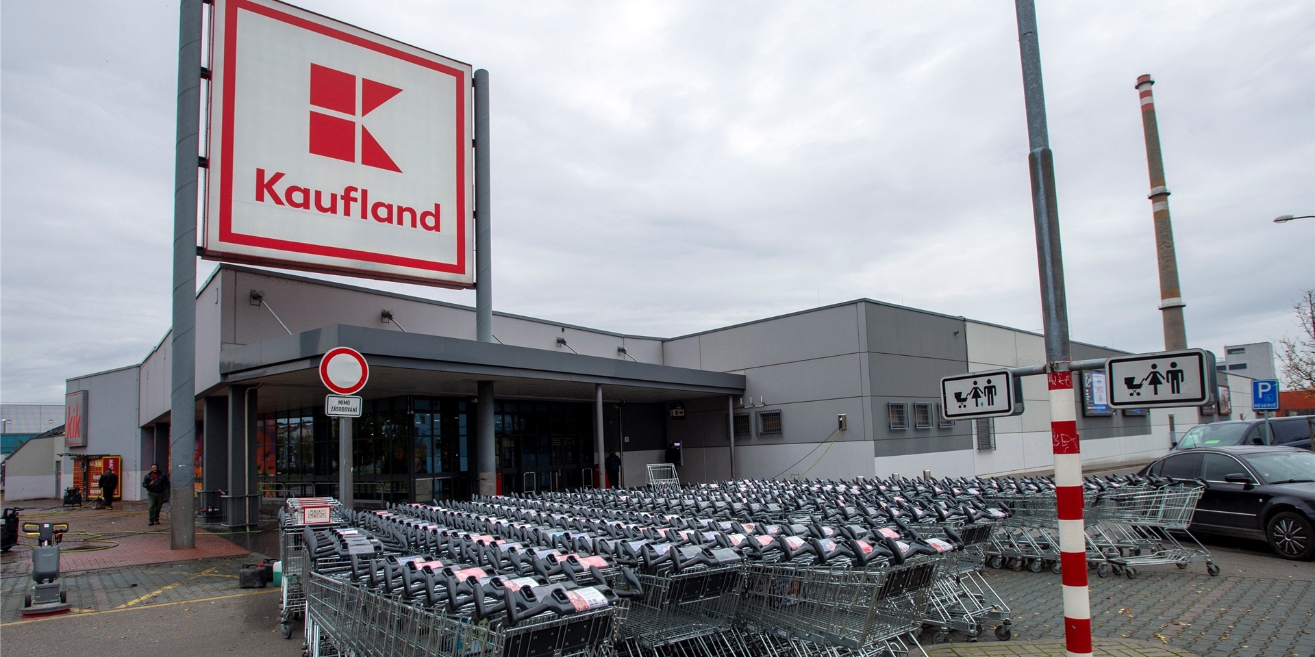Einkaufswagen stehen vor einem geschlossenen Supermarkt der Kette Kaufland.
