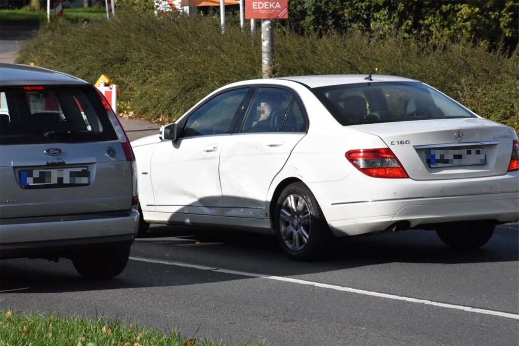 Ein Mercedes nach einem Unfall auf der B1 in Dortmund Ein Mercedes nach einem Unfall auf der B1 in Dortmund