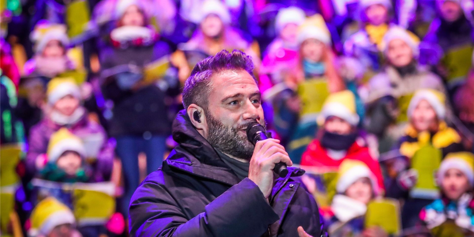 Der Dortmunder Popstar Sasha – hier zu sehen auf unserem Archivbild vom Weihnachtssingen 2018 – ist auch beim BVB-Weihnachtssingen 2022 im Signal Iduna Park wieder mit am Start.