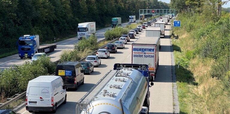 Auf der A44 bei Unna hat sich nach einem Unfall ein Stau gebildet