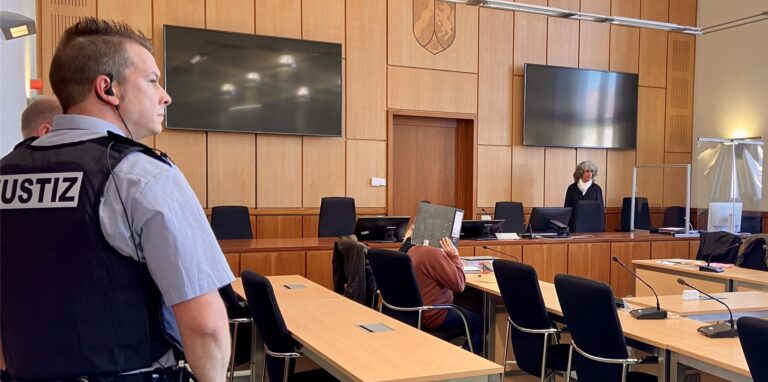 Ein 52-Jähriger sitzt vor dem Schwurgericht Hagen. Er soll seine Ehefrau erstochen haben.