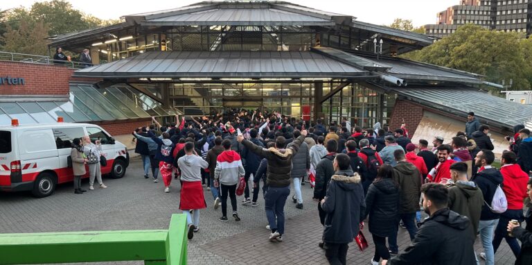 Sevilla-Fans hatten vor der Champions-League-Partie gegen Borussia Dortmund auf dem Alten Markt gefeiert. Vom Stadtgarten aus fuhren sie zum Stadion. Kurz darauf blockierten sie aber den Bahnverkehr.
