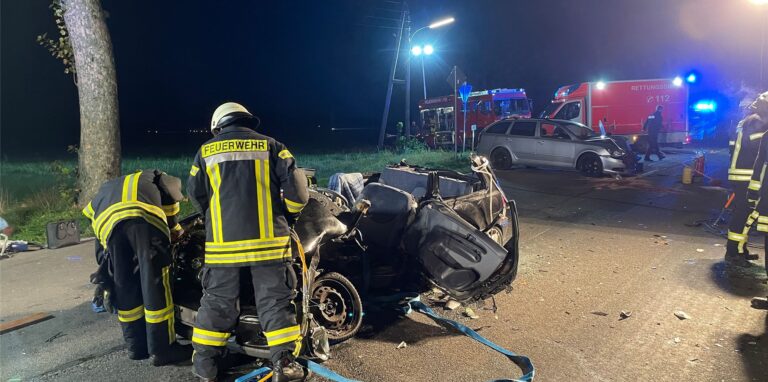 Feuerwehrleute arbeiten am Autowrack.