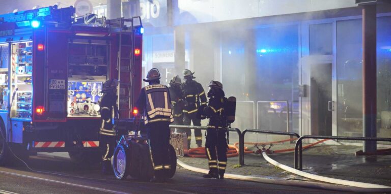In der Nacht zu Donnerstag ist die Dortmunder Feuerwehr zu einem Brand am Körner Hellweg gerufen worden. Unter Atemschutz löschten Einsatzkräfte das Feuer.