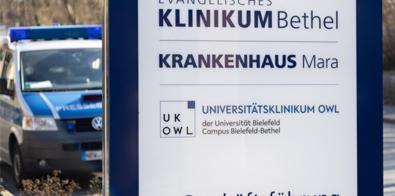 Ein Fahrzeug der Polizei steht an einem Gebäude der Geschäftsführung vom Evangelischen Klinikum Bethel.