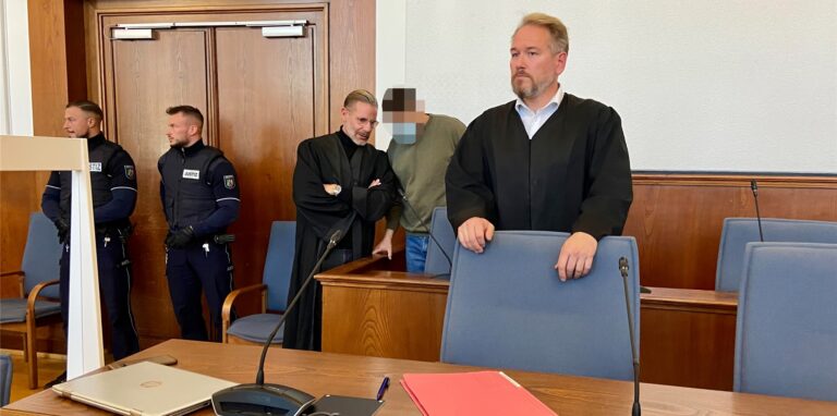 Die beiden Verteidiger prüfen derzeit die Möglichkeit einer Strafanzeige.