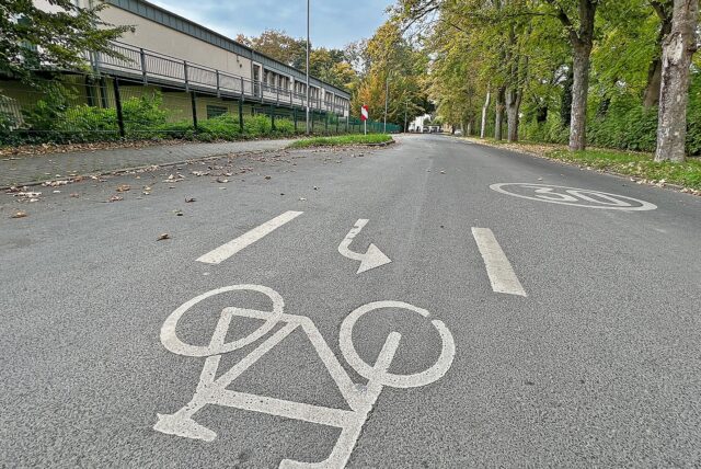 Vor der Hauptschule Kamen entsteht Kamens siebte Fahrradstraße. Fahrradfahrer genießen dort Priorität und können dort nebeneinander fahren.