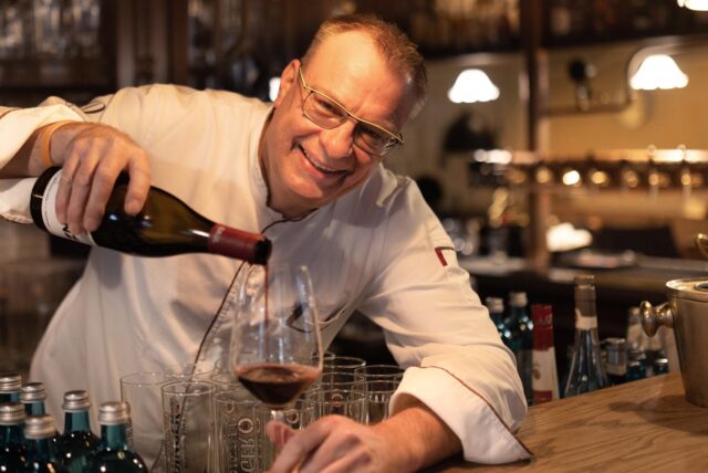 Ein schöner Rotwein gehört dazu, wenn Wild auf den Tisch kommt. Koch Günther Overkamp schwärmt vom Rehfleisch und rät: Unbedingt mehr Wild essen!