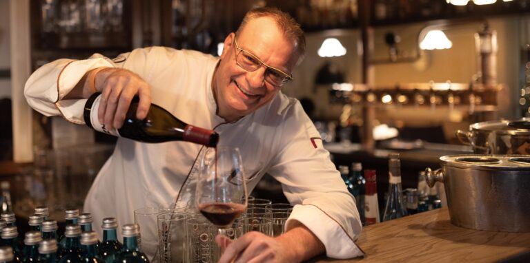 Ein schöner Rotwein gehört dazu, wenn Wild auf den Tisch kommt. Koch Günther Overkamp schwärmt vom Rehfleisch und rät: Unbedingt mehr Wild essen!