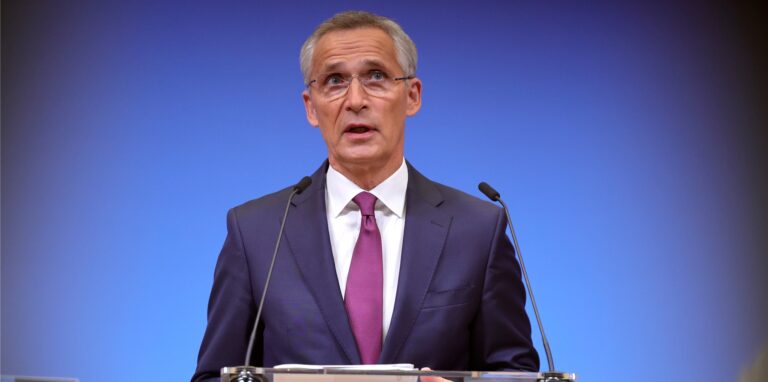 Jens Stoltenberg, Generalsekretär der NATO, spricht während einer Pressekonferenz nach dem Treffen der NATO-Verteidigungsminister im NATO-Hauptquartier.
